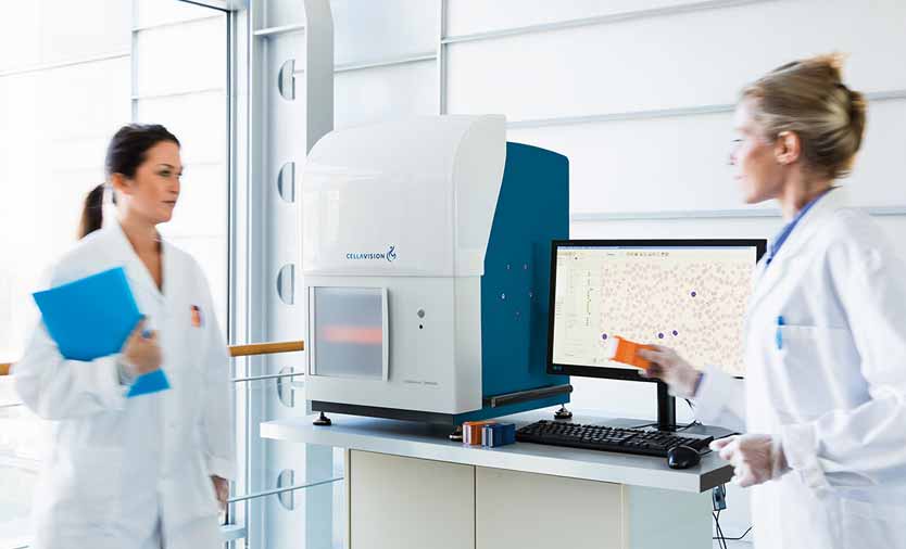 DM-9600_ComputerReview_834x506_V1 Técnicos de laboratorio revisando DM9600