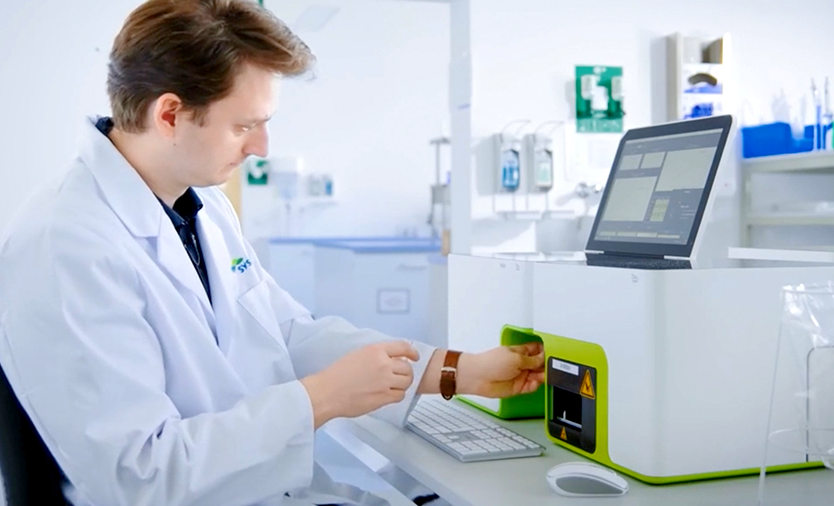 FastEastWorkflow_CyflowCube_834x506_V1 Researcher with Cyflow Cube