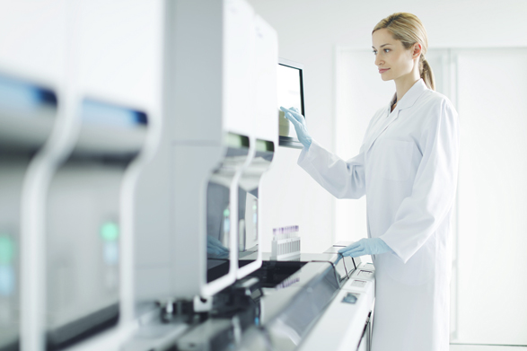 XNSeries_XNSeriesLabtech_587x391_V1 Técnico de laboratorio ejecutando muestra en la Serie-XN