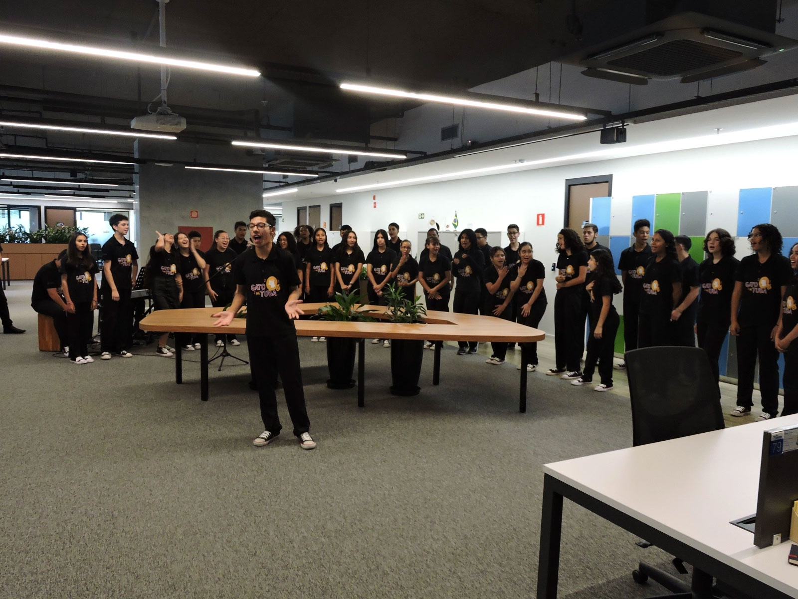 1_2023-LATAM-Sysmex-se-transforma-em-palco-para-apresentaes-de-coral-e-grupo-de-colaboradores Sysmex se transforma en escenario para la actuación de coros y grupos de colaboradores