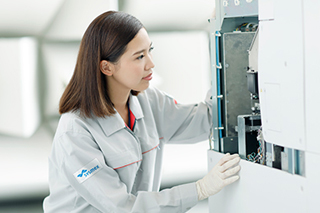 BeyondCare_Service_320x213_V1 lab tech servicing equipment