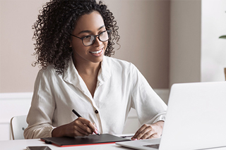 ContinuumofEducation_320x213_V1 Labtech on computer