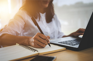 E-learning_320x213_V1 Labtech on computer