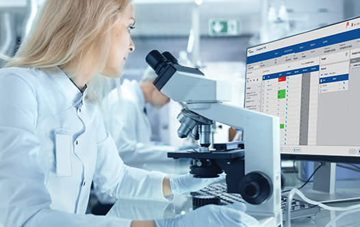 CaresphereWorkflowSolution_Labtech_526x332_V1 Lab tech on computer