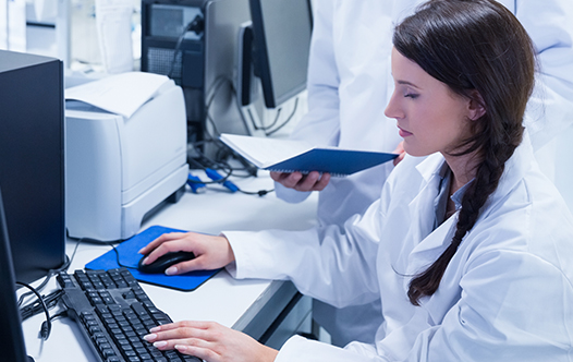 CaresphereWorkflowSolutionWS_Implement_526x332_V1 lab tech reviewing samples on computer
