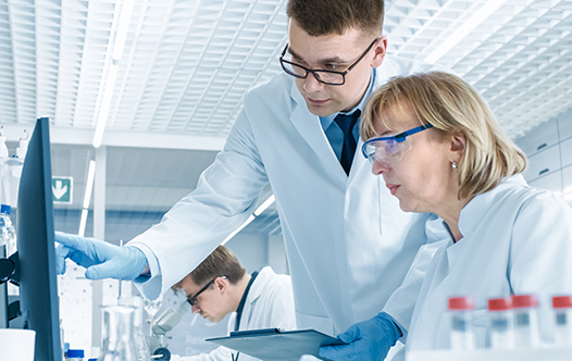 CaresphereWorkflowSolutionWS_Standardize_526x332_V1 lab techs reviewing samples