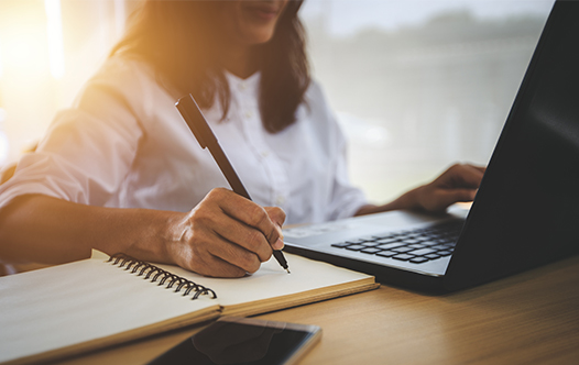 E-learning_labtechOnComputer_526x332_V1 Labtech en la computadora