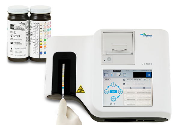 UF-1000i_InUse_589x415_V1 Analizador semiautomatizado de química de orina-UC-1000