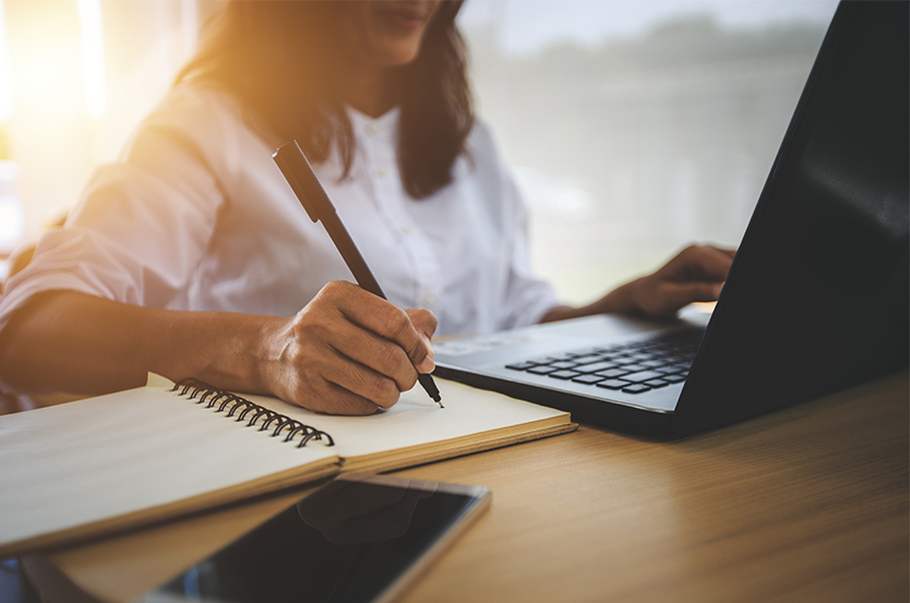 eLearing_OnComputer_834x553_V1 Caresphere Academy