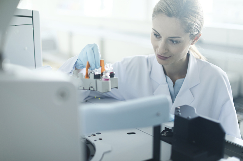 HemeAnalyzerSolutions_XNwithLabtech_834x553_V1 lab technician with samples